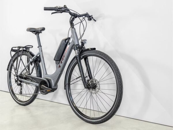 Vélo Électrique Trek Verve+ 1 Lowstep DT Shimano Tourney/Altus 8V 500 Wh Gris 2023 – Image 2